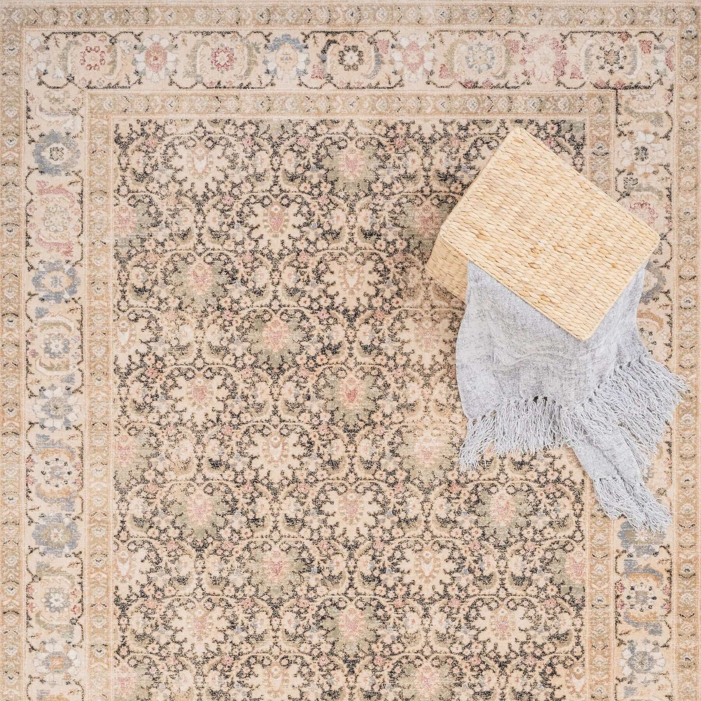 New Zealand Wool Erased Kashan Design (5'03"x7'06") onyx/cream