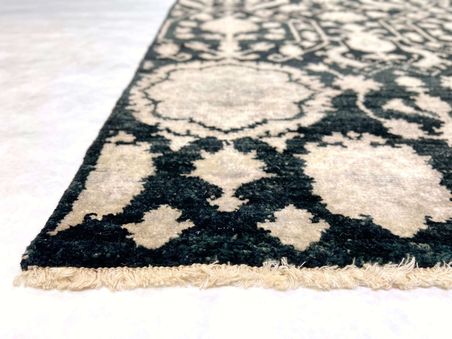 Borderless traditional black 8' Runner