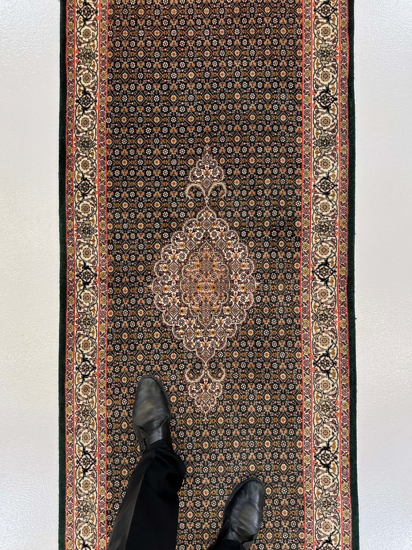 Tabriz (2'09"x13'03") green/ivory