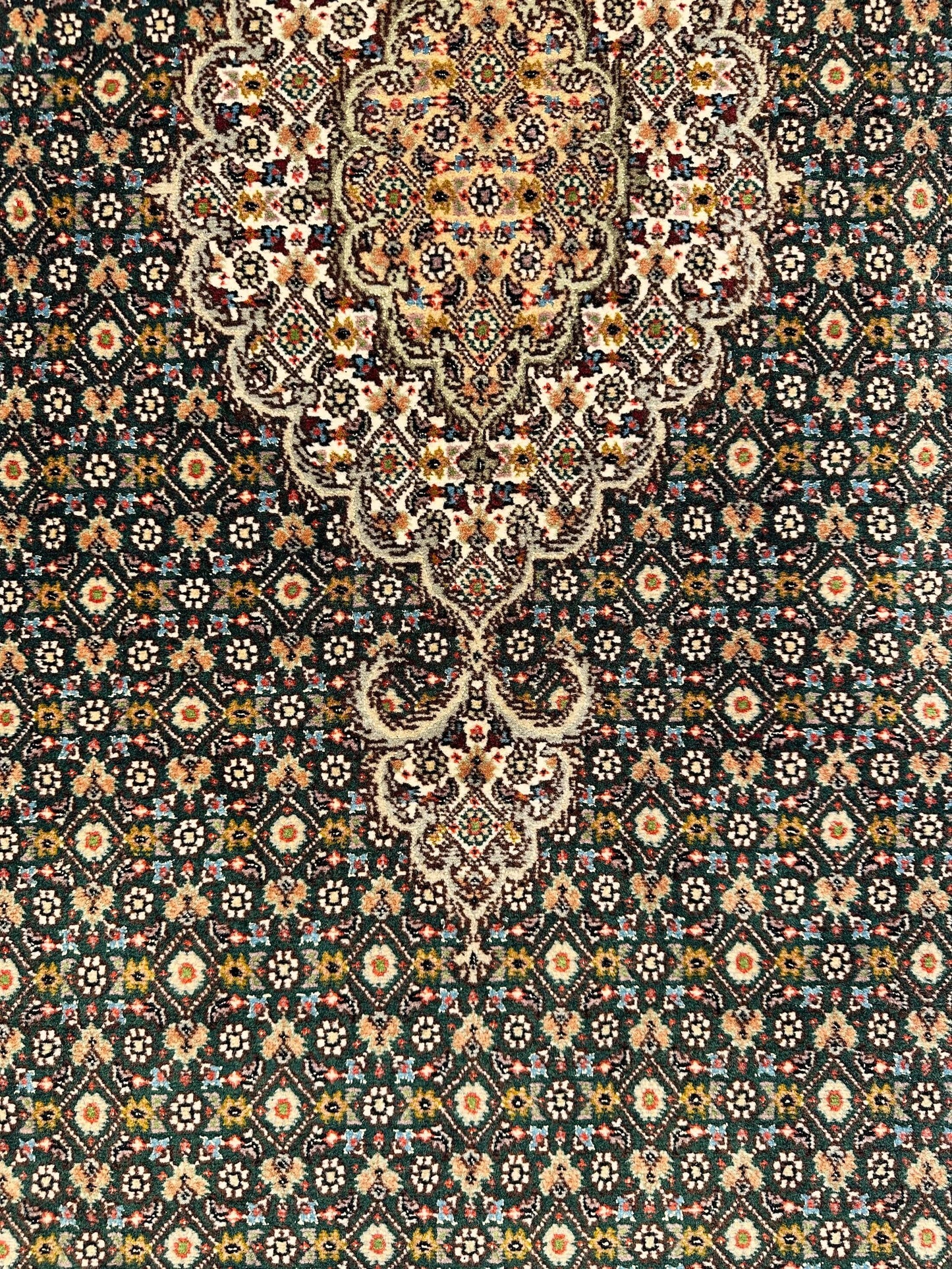 Tabriz (2'09"x13'03") green/ivory