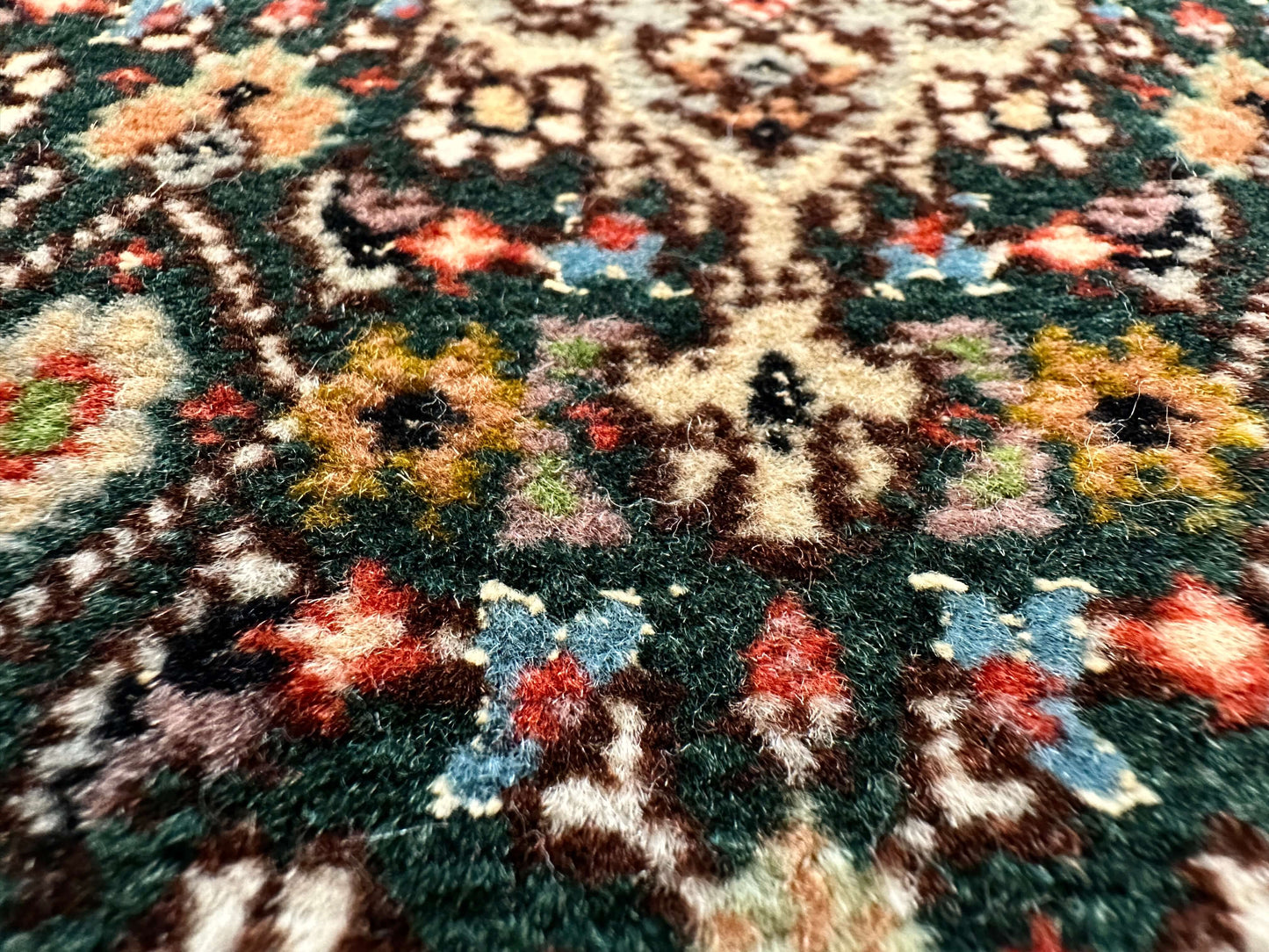 Tabriz (2'09"x13'03") green/ivory