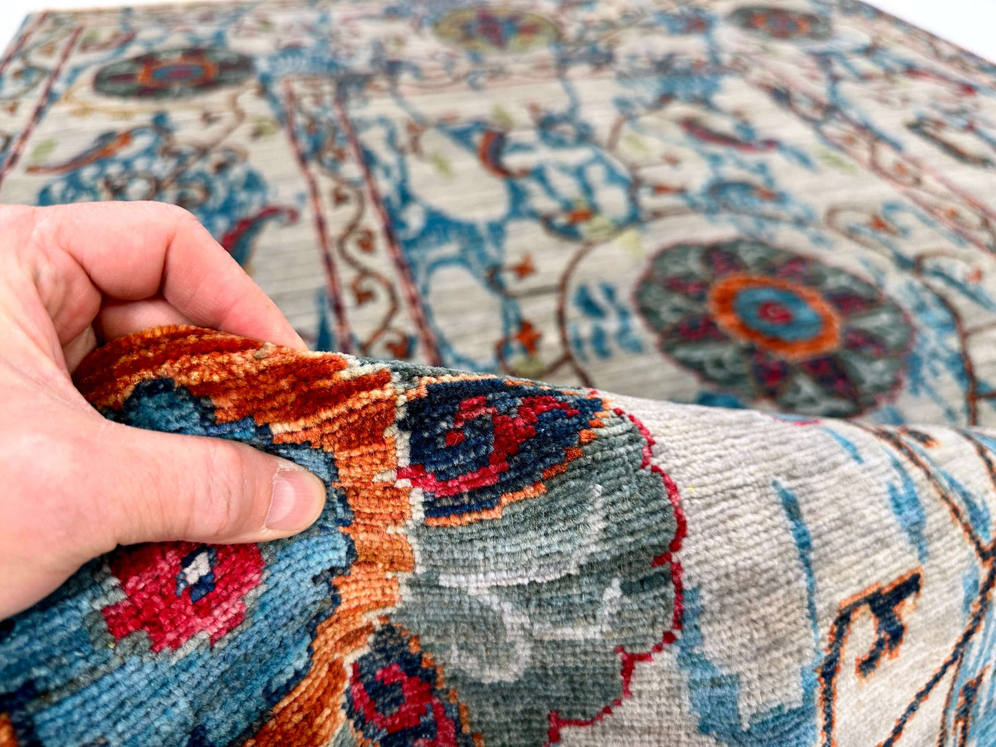 Aryana - 'Suzanikat' (6'03"x9'04") gray/turquoise/multicolor