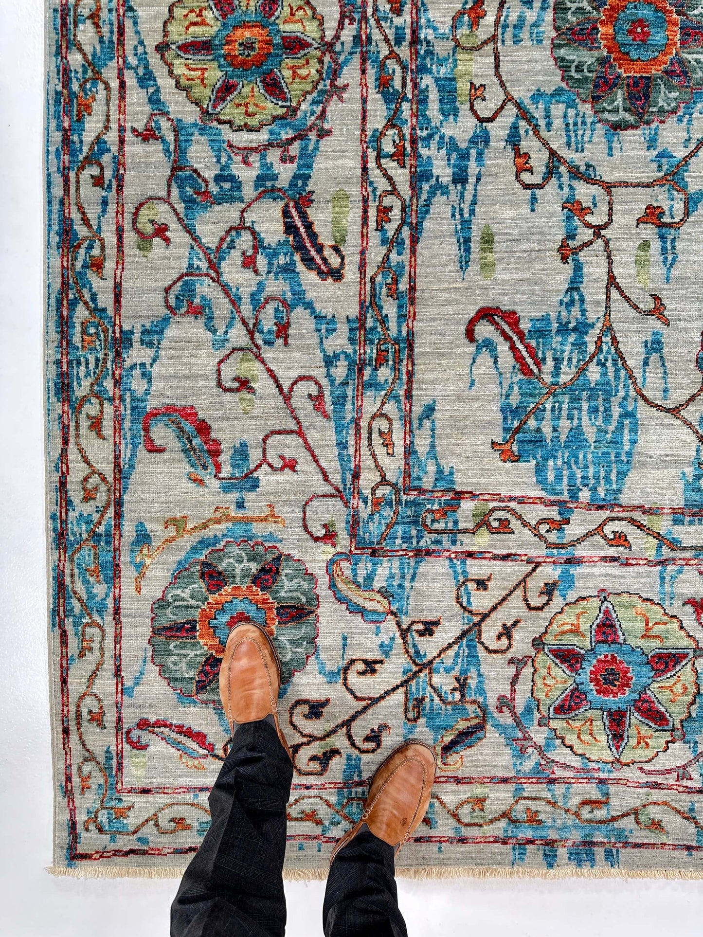 Aryana - 'Suzanikat' (6'03"x9'04") gray/turquoise/multicolor