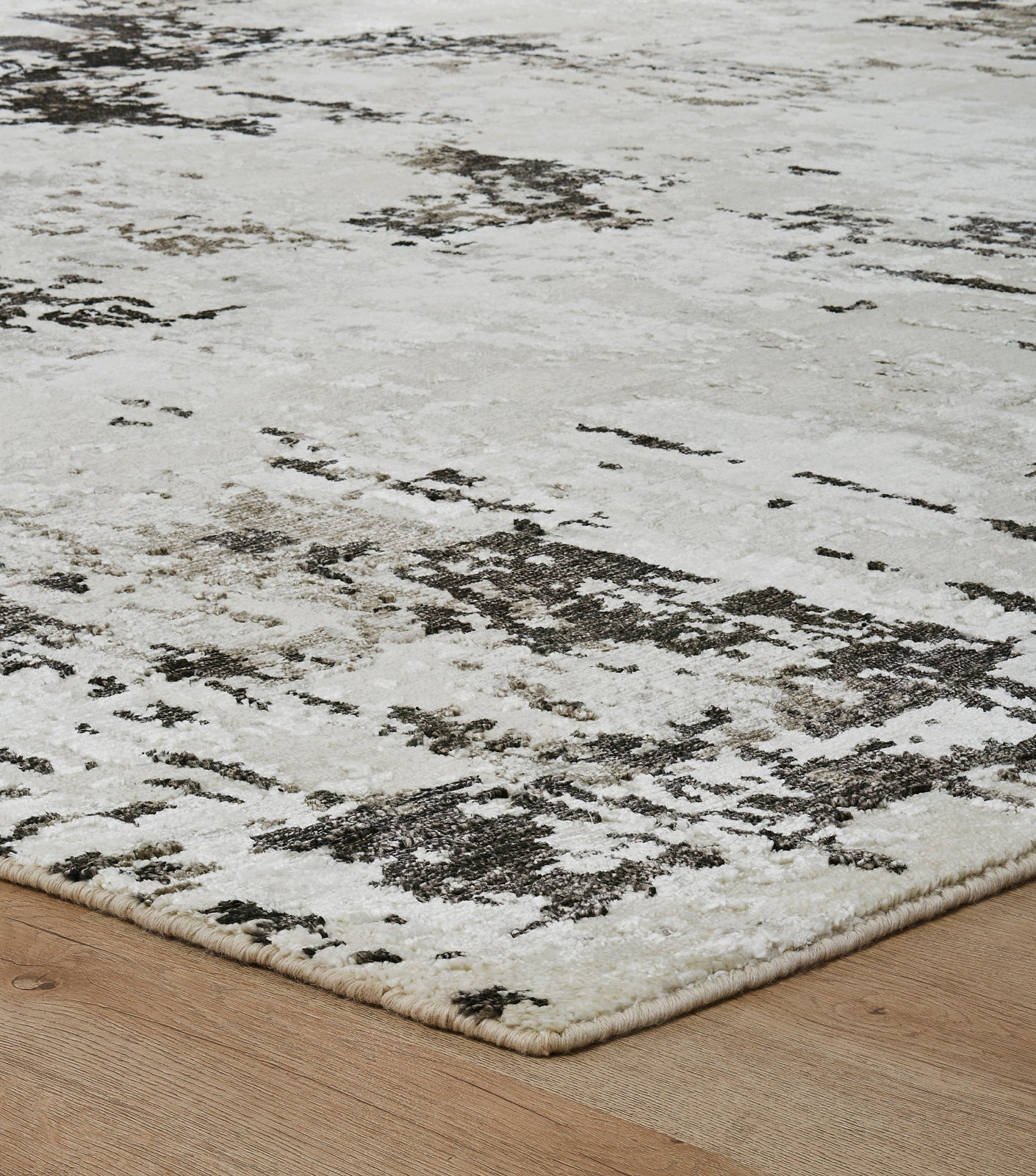 Nola Collection 13972 White/Black