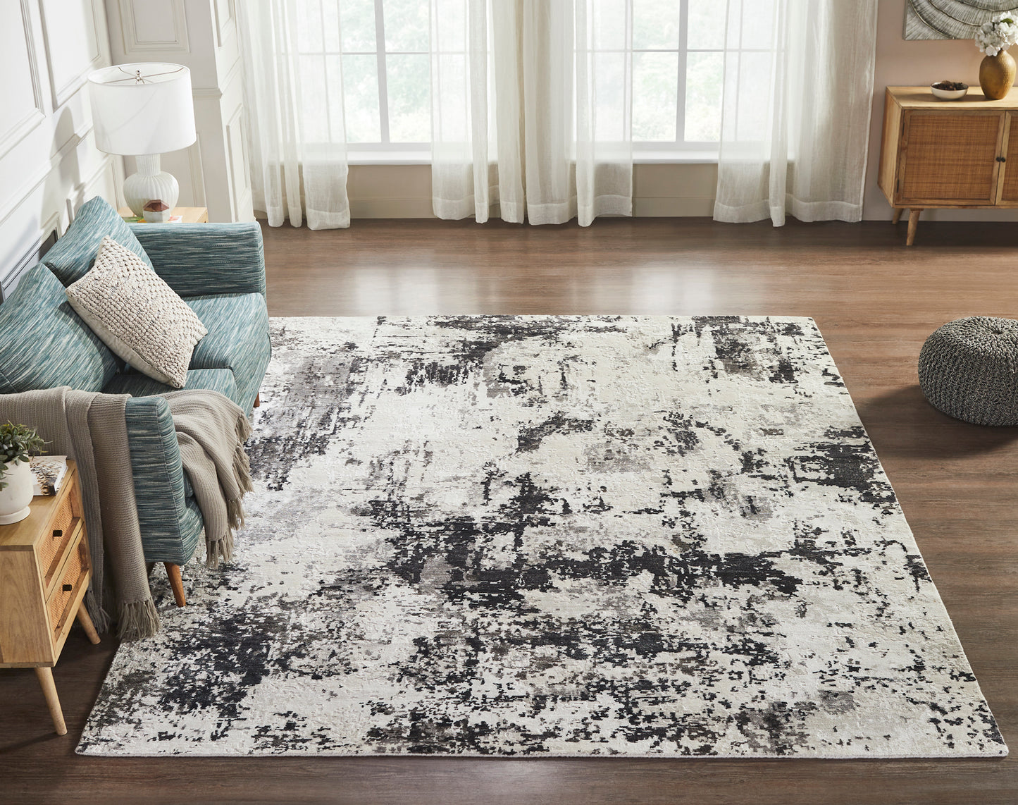 Nola Collection 13972 White/Black