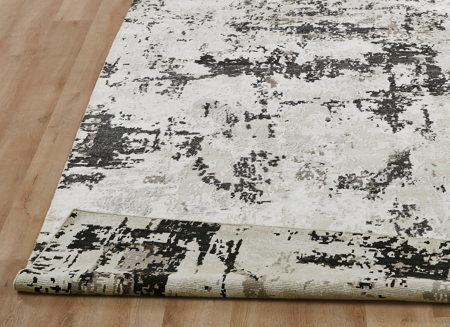 Nola Collection 13972 White/Black