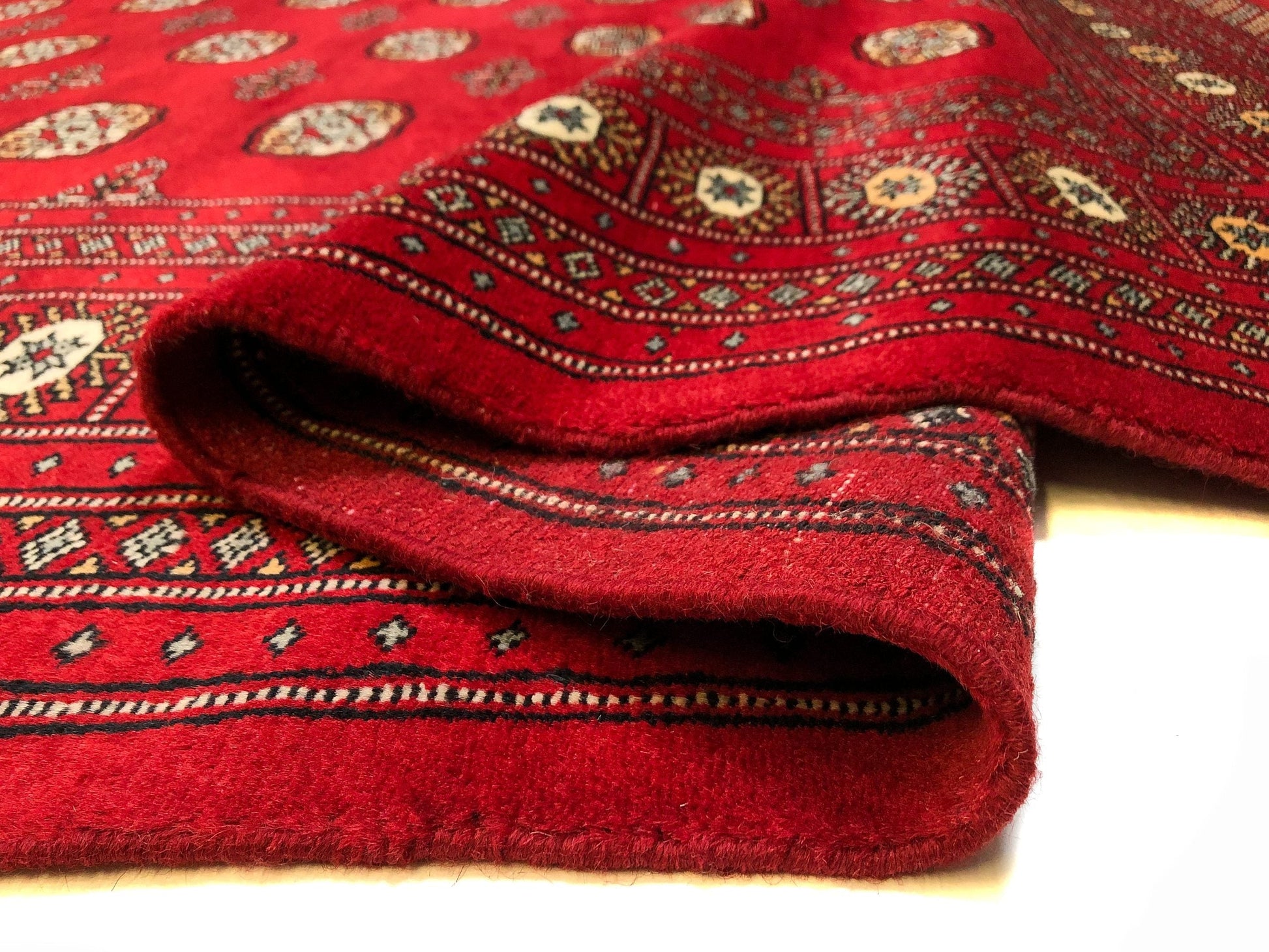 Folded edges and details on the Bokhara (9x12) area rug