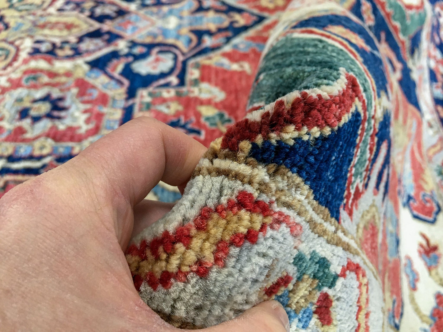 Serapi (9'00"x11'07") red/ivory/navy